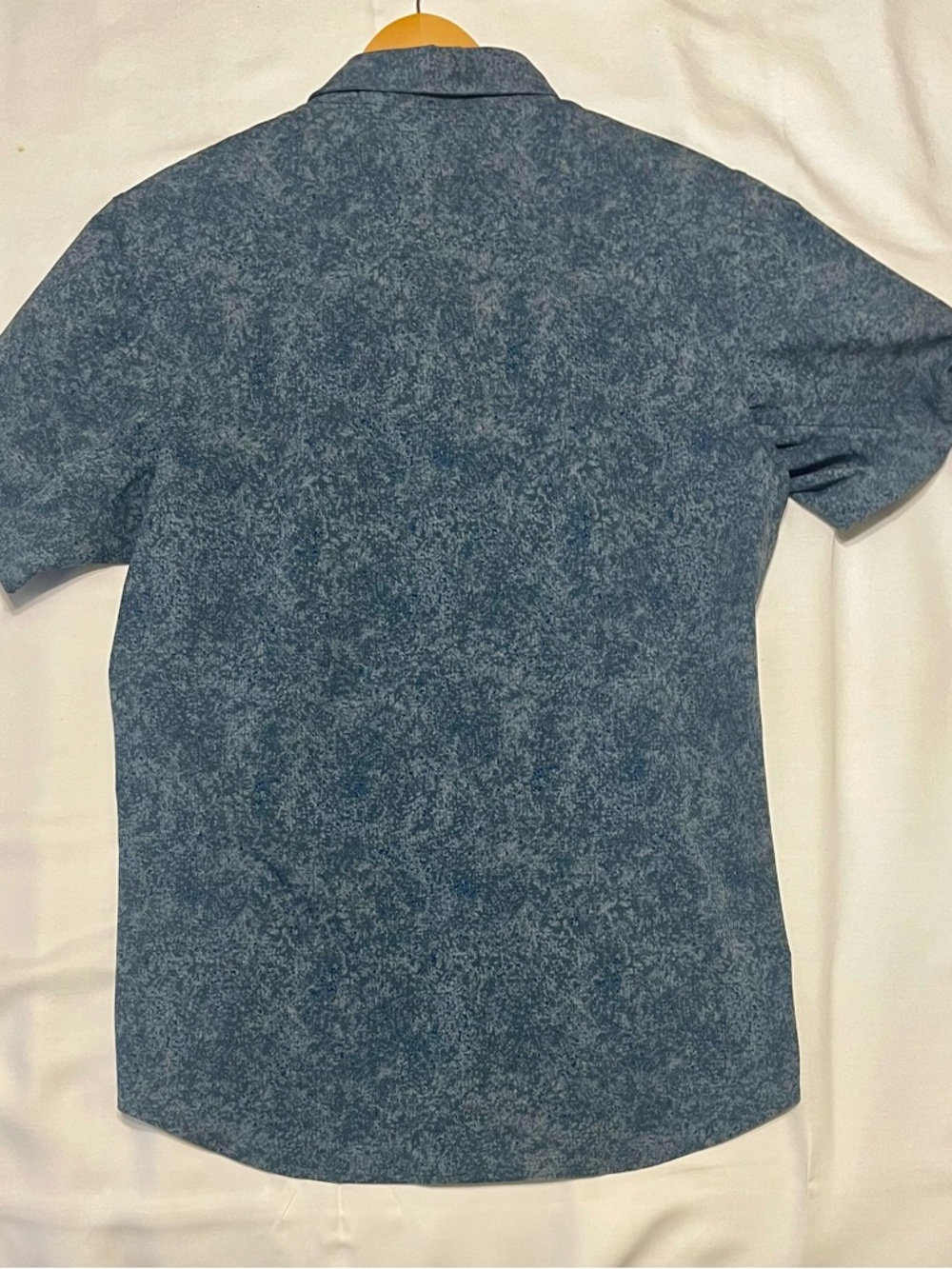 Lululemon Men's Blue Short Sleeve Button-Up Shirt - Picture 3 of 3